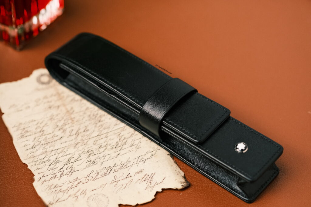 Bao da bút Montblanc Meisterstuck1 pen pouch được làm từ da bò màu đen, bên trong có 1 ngăn đựng 1 bút có kích thước của dòng Meisterstuck Classique hoặc Legrand. 10 Bao da bút Montblanc Meisterstuck 1 Pen Pouch 14309 - DSCF0862