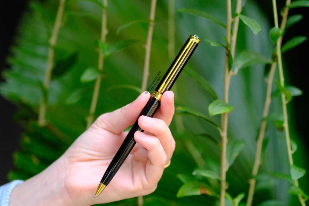 Những ai từng cầm trên tay chiếc Noblesse Oblige Black hẳn không thể nào quên được cảm giác nhẹ nhàng mà đầy cuốn hút của nó. Sinh ra vào thập niên 1980, đây là một trong những dòng bút từng “làm mưa làm gió” trong giới công sở châu Âu, và rồi lặng lẽ trở thành biểu tượng của một thời đã qua. Vẫn là thân bút thon gọn, cân đối và sắc nét, chất liệu resin đen bóng giữ lại vẻ đẹp nguyên sơ dẫu qua bao năm tháng, như một chứng nhân khiêm nhường của những ngày vàng son. 17 Bút Montblanc Noblesse Oblige Black BallPoint Pen 15230 - DSCF1986