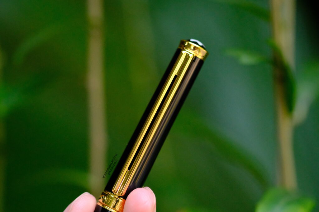 Những ai từng cầm trên tay chiếc Noblesse Oblige Black hẳn không thể nào quên được cảm giác nhẹ nhàng mà đầy cuốn hút của nó. Sinh ra vào thập niên 1980, đây là một trong những dòng bút từng “làm mưa làm gió” trong giới công sở châu Âu, và rồi lặng lẽ trở thành biểu tượng của một thời đã qua. Vẫn là thân bút thon gọn, cân đối và sắc nét, chất liệu resin đen bóng giữ lại vẻ đẹp nguyên sơ dẫu qua bao năm tháng, như một chứng nhân khiêm nhường của những ngày vàng son. 18 Bút Montblanc Noblesse Oblige Black BallPoint Pen 15230 - DSCF1991