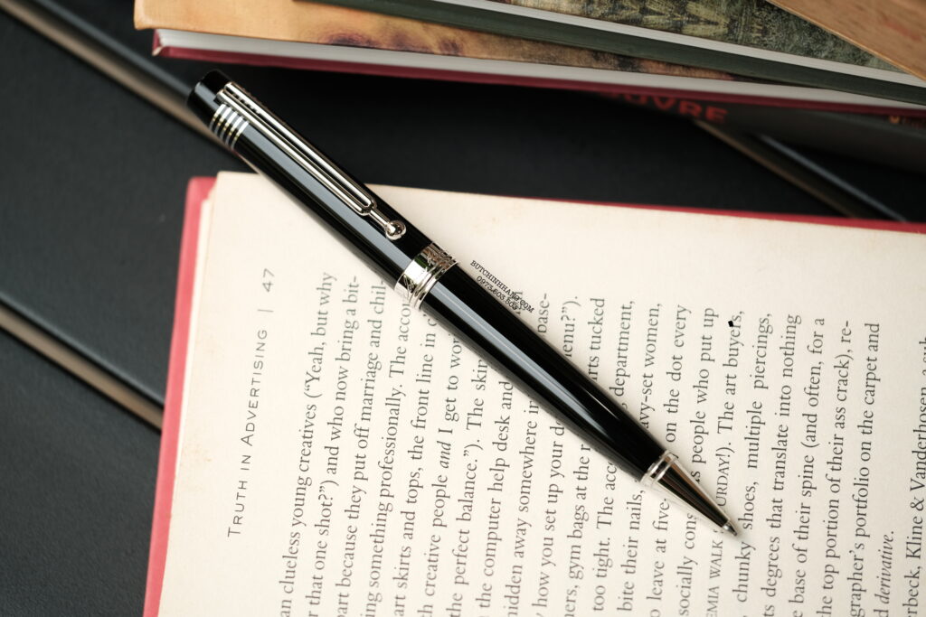 Đặt trong lòng bàn tay, phiên bản đặc biệt của Montblanc dành riêng cho Johannes Brahms như một nhạc phẩm bất chợt vang lên giữa những bộn bề đời sống. Thiết kế của chiếc bút này không phô trương mà chọn cách lịch lãm, giản dị – giống như những nốt nhạc lặng lẽ, ẩn sâu đằng sau vinh quang của một nhà soạn nhạc thiên tài. 15 Bút Montblanc Johannes Brahms Special Edition BallPoint Pen 107452 - DSCF2129