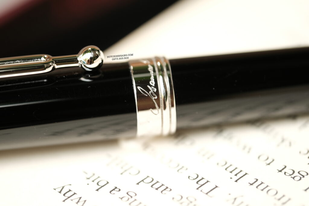 Đặt trong lòng bàn tay, phiên bản đặc biệt của Montblanc dành riêng cho Johannes Brahms như một nhạc phẩm bất chợt vang lên giữa những bộn bề đời sống. Thiết kế của chiếc bút này không phô trương mà chọn cách lịch lãm, giản dị – giống như những nốt nhạc lặng lẽ, ẩn sâu đằng sau vinh quang của một nhà soạn nhạc thiên tài. 17 Bút Montblanc Johannes Brahms Special Edition BallPoint Pen 107452 - DSCF2133