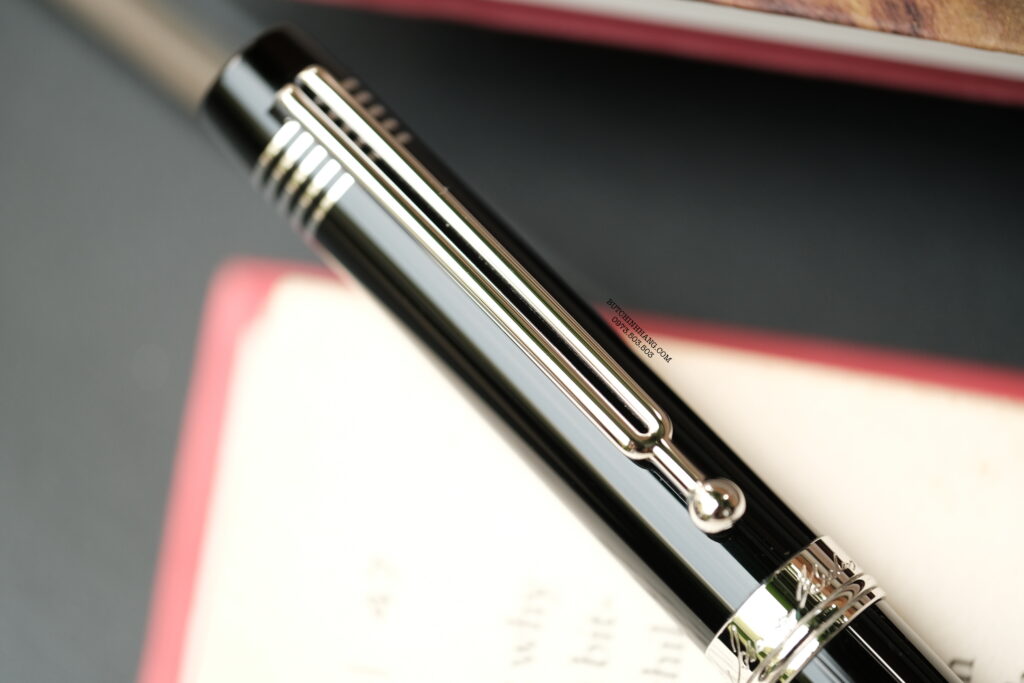 Đặt trong lòng bàn tay, phiên bản đặc biệt của Montblanc dành riêng cho Johannes Brahms như một nhạc phẩm bất chợt vang lên giữa những bộn bề đời sống. Thiết kế của chiếc bút này không phô trương mà chọn cách lịch lãm, giản dị – giống như những nốt nhạc lặng lẽ, ẩn sâu đằng sau vinh quang của một nhà soạn nhạc thiên tài. 16 Bút Montblanc Johannes Brahms Special Edition BallPoint Pen 107452 - DSCF2134