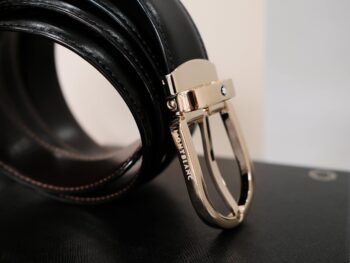 Thắt lưng Montblanc Classic Line Leather Belt- Black 111714 thiết kế với chiếc khóa màu vàng được khá nhiều khách hàng Châu Á ưa chuộng kết hợp 2 màu nâu và đen từ chất liệu da bò có thể dễ dàng đảo ngược theo sở thích của người dùng. Kích thước chiếc thắt lưng này là 3*120 cm. Thắt lưng hiện đang có cửa hàng là hàng chính hãng mới nguyên hộp. 9 Thắt lưng Montblanc Classic Line Leather Belt- Black 111714 - that lung montblanc classic line leather belt black 111714 scaled