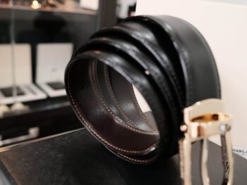 Thắt lưng Montblanc Classic Line Leather Belt- Black 111714 thiết kế với chiếc khóa màu vàng được khá nhiều khách hàng Châu Á ưa chuộng kết hợp 2 màu nâu và đen từ chất liệu da bò có thể dễ dàng đảo ngược theo sở thích của người dùng. Kích thước chiếc thắt lưng này là 3*120 cm. Thắt lưng hiện đang có cửa hàng là hàng chính hãng mới nguyên hộp. 8 Thắt lưng Montblanc Classic Line Leather Belt- Black 111714 - that lung montblanc classic line leather belt black 111715 scaled