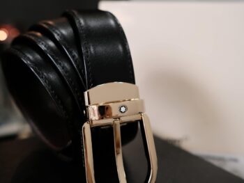 Thắt lưng Montblanc Classic Line Leather Belt- Black 111714 thiết kế với chiếc khóa màu vàng được khá nhiều khách hàng Châu Á ưa chuộng kết hợp 2 màu nâu và đen từ chất liệu da bò có thể dễ dàng đảo ngược theo sở thích của người dùng. Kích thước chiếc thắt lưng này là 3*120 cm. Thắt lưng hiện đang có cửa hàng là hàng chính hãng mới nguyên hộp. 7 Thắt lưng Montblanc Classic Line Leather Belt- Black 111714 - that lung montblanc classic line leather belt black 111716 scaled