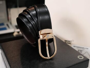 Thắt lưng Montblanc Classic Line Leather Belt- Black 111714 thiết kế với chiếc khóa màu vàng được khá nhiều khách hàng Châu Á ưa chuộng kết hợp 2 màu nâu và đen từ chất liệu da bò có thể dễ dàng đảo ngược theo sở thích của người dùng. Kích thước chiếc thắt lưng này là 3*120 cm. Thắt lưng hiện đang có cửa hàng là hàng chính hãng mới nguyên hộp. 6 Thắt lưng Montblanc Classic Line Leather Belt- Black 111714 - that lung montblanc classic line leather belt black 111717 scaled