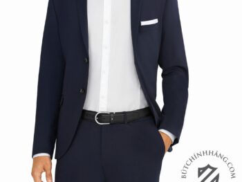 Thắt lưng Montblanc Grey Cut-to-size Business Belt 118414 là một phiên bản cho những ai không thích mạ vàng, hình dáng mặt thắt lưng được lấy cảm hứng từ chiếc móng ngựa kết hợp với chất liệu truyền thống Montblanc thép không rỉ với phần phũ mờ một phần cùng với phủ bóng mà trong những phiên bản cũ Montblanc vẫn ra mắt. Chất liệu da Sfumato được dùng cho phiên bản này, một chất liệu da mềm thường thấy chỉ ở những phiên bản đồ da cao cấp của Montblanc. Biểu tượng Montblanc sẽ thay đổi vị trí gắn trên vòng da so với những phiên bản khác. Kích thước của chiếc thắt lưng là 3,5cm * 120cm. Thắt lưng là hàng chính hãng mới nguyên hộp, hiện có sẵn tại cửa hàng. 5 Thắt lưng Montblanc Grey Cut-to-size Business Belt 118414 - that lung montblanc grey cut to size business belt 118414