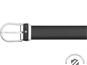 Thắt lưng Montblanc Grey Cut-to-size Business Belt 118414 là một phiên bản cho những ai không thích mạ vàng, hình dáng mặt thắt lưng được lấy cảm hứng từ chiếc móng ngựa kết hợp với chất liệu truyền thống Montblanc thép không rỉ với phần phũ mờ một phần cùng với phủ bóng mà trong những phiên bản cũ Montblanc vẫn ra mắt. Chất liệu da Sfumato được dùng cho phiên bản này, một chất liệu da mềm thường thấy chỉ ở những phiên bản đồ da cao cấp của Montblanc. Biểu tượng Montblanc sẽ thay đổi vị trí gắn trên vòng da so với những phiên bản khác. Kích thước của chiếc thắt lưng là 3,5cm * 120cm. Thắt lưng là hàng chính hãng mới nguyên hộp, hiện có sẵn tại cửa hàng. 4 Thắt lưng Montblanc Grey Cut-to-size Business Belt 118414 - that lung montblanc grey cut to size business belt 118415