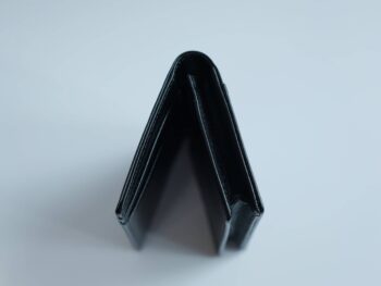 Ví da Montblanc Meisterstück Business Card Holder with Gusset 7167 là chiếc ví được làm từ chất liệu da bò đã qua xử lí, màu đen. Thiết kế chiếc ví bao gồm 1 ngăn đựng danh thiếp, 4 ngăn đựng thẻ tín dụng, và 1 ngăn bổ sung phía sau. Chiếc ví hiện có sẵn tại cửa hàng là hàng chính hãng mới chưa sử dụng, không hộp (phiên bản tách set quà tặng). 13 Ví Namecard Montblanc Meisterstück Business Card Holder with Gusset 7167 - vi namecard montblanc meisterstuck business card holder with gusset 7167 scaled