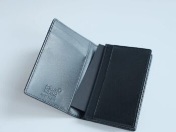 Ví da Montblanc Meisterstück Business Card Holder with Gusset 7167 là chiếc ví được làm từ chất liệu da bò đã qua xử lí, màu đen. Thiết kế chiếc ví bao gồm 1 ngăn đựng danh thiếp, 4 ngăn đựng thẻ tín dụng, và 1 ngăn bổ sung phía sau. Chiếc ví hiện có sẵn tại cửa hàng là hàng chính hãng mới chưa sử dụng, không hộp (phiên bản tách set quà tặng). 10 Ví Namecard Montblanc Meisterstück Business Card Holder with Gusset 7167 - vi namecard montblanc meisterstuck business card holder with gusset 7168 scaled