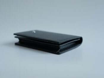 Ví da Montblanc Meisterstück Business Card Holder with Gusset 7167 là chiếc ví được làm từ chất liệu da bò đã qua xử lí, màu đen. Thiết kế chiếc ví bao gồm 1 ngăn đựng danh thiếp, 4 ngăn đựng thẻ tín dụng, và 1 ngăn bổ sung phía sau. Chiếc ví hiện có sẵn tại cửa hàng là hàng chính hãng mới chưa sử dụng, không hộp (phiên bản tách set quà tặng). 12 Ví Namecard Montblanc Meisterstück Business Card Holder with Gusset 7167 - vi namecard montblanc meisterstuck business card holder with gusset 7169 scaled