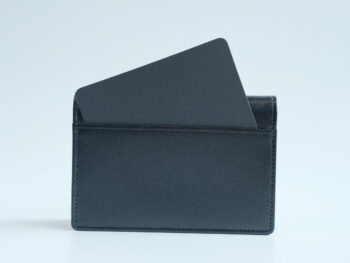 Ví da Montblanc Meisterstück Business Card Holder with Gusset 7167 là chiếc ví được làm từ chất liệu da bò đã qua xử lí, màu đen. Thiết kế chiếc ví bao gồm 1 ngăn đựng danh thiếp, 4 ngăn đựng thẻ tín dụng, và 1 ngăn bổ sung phía sau. Chiếc ví hiện có sẵn tại cửa hàng là hàng chính hãng mới chưa sử dụng, không hộp (phiên bản tách set quà tặng). 11 Ví Namecard Montblanc Meisterstück Business Card Holder with Gusset 7167 - vi namecard montblanc meisterstuck business card holder with gusset 7170 scaled