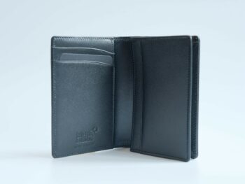 Ví da Montblanc Meisterstück Business Card Holder with Gusset 7167 là chiếc ví được làm từ chất liệu da bò đã qua xử lí, màu đen. Thiết kế chiếc ví bao gồm 1 ngăn đựng danh thiếp, 4 ngăn đựng thẻ tín dụng, và 1 ngăn bổ sung phía sau. Chiếc ví hiện có sẵn tại cửa hàng là hàng chính hãng mới chưa sử dụng, không hộp (phiên bản tách set quà tặng). 8 Ví Namecard Montblanc Meisterstück Business Card Holder with Gusset 7167 - vi namecard montblanc meisterstuck business card holder with gusset 7171 scaled