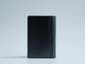 Ví da Montblanc Meisterstück Business Card Holder with Gusset 7167 là chiếc ví được làm từ chất liệu da bò đã qua xử lí, màu đen. Thiết kế chiếc ví bao gồm 1 ngăn đựng danh thiếp, 4 ngăn đựng thẻ tín dụng, và 1 ngăn bổ sung phía sau. Chiếc ví hiện có sẵn tại cửa hàng là hàng chính hãng mới chưa sử dụng, không hộp (phiên bản tách set quà tặng). 9 Ví Namecard Montblanc Meisterstück Business Card Holder with Gusset 7167 - vi namecard montblanc meisterstuck business card holder with gusset 7172 scaled