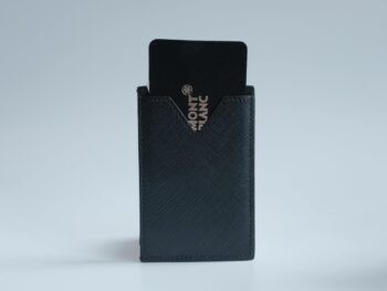 Ví Namecard Montblanc Sartorial Pocket Holder 3cc Black Eco 128582 được thiết kế gọn nhẹ và tinh tế gồm 3 ngăn đựng thẻ. Ví có sẵn tại cửa hàng, mới nguyên hộp. 9 Ví Namecard Montblanc Sartorial Pocket Holder 3cc Black Eco 128582 - vi namecard montblanc meisterstuck business card holder with gusset 7180 scaled