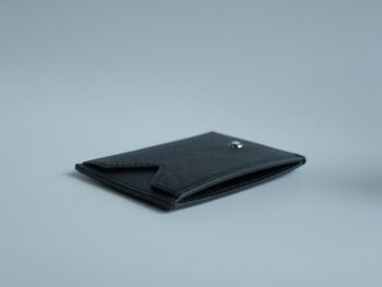 Ví Namecard Montblanc Sartorial Pocket Holder 3cc Black Eco 128582 được thiết kế gọn nhẹ và tinh tế gồm 3 ngăn đựng thẻ. Ví có sẵn tại cửa hàng, mới nguyên hộp. 7 Ví Namecard Montblanc Sartorial Pocket Holder 3cc Black Eco 128582 - vi namecard montblanc meisterstuck business card holder with gusset 7182 scaled