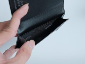 Ví namecard Meisterstuck Business Card Holder 107229 với thiết kế nhỏ gọn 7*10,5cm, ví có 2 ngăn chính, 3 ngăn phụ rất tiện dụng. Chiếc ví sẽ là sự lựa chọn hoàn hảo cho những ai không thích ví to nhưng thường xuyên phải cần dùng nhiều thẻ. Made in ITALY. 9 Ví namecard Meisterstuck Business Card Holder 107229 - vi namecard montblanc meisterstuck business card holder with gusset 7185 scaled