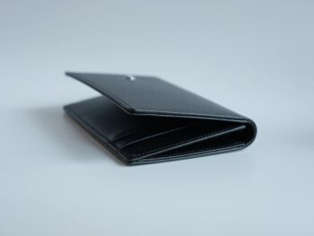 Ví namecard Meisterstuck Business Card Holder 107229 với thiết kế nhỏ gọn 7*10,5cm, ví có 2 ngăn chính, 3 ngăn phụ rất tiện dụng. Chiếc ví sẽ là sự lựa chọn hoàn hảo cho những ai không thích ví to nhưng thường xuyên phải cần dùng nhiều thẻ. Made in ITALY. 8 Ví namecard Meisterstuck Business Card Holder 107229 - vi namecard montblanc meisterstuck business card holder with gusset 7186 scaled