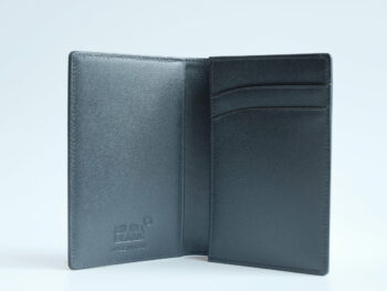 Ví namecard Meisterstuck Business Card Holder 107229 với thiết kế nhỏ gọn 7*10,5cm, ví có 2 ngăn chính, 3 ngăn phụ rất tiện dụng. Chiếc ví sẽ là sự lựa chọn hoàn hảo cho những ai không thích ví to nhưng thường xuyên phải cần dùng nhiều thẻ. Made in ITALY. 6 Ví namecard Meisterstuck Business Card Holder 107229 - vi namecard montblanc meisterstuck business card holder with gusset 7187 scaled