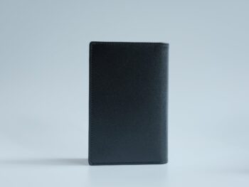 Ví namecard Meisterstuck Business Card Holder 107229 với thiết kế nhỏ gọn 7*10,5cm, ví có 2 ngăn chính, 3 ngăn phụ rất tiện dụng. Chiếc ví sẽ là sự lựa chọn hoàn hảo cho những ai không thích ví to nhưng thường xuyên phải cần dùng nhiều thẻ. Made in ITALY. 7 Ví namecard Meisterstuck Business Card Holder 107229 - vi namecard montblanc meisterstuck business card holder with gusset 7188 scaled
