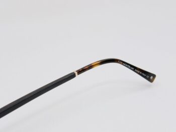 Thời điểm mới ra mắt, Montblanc bán chiếc gọng kính này với mức giá khá đắt, 790 USD, có lẽ là do một phần gọng kính được chế tác hoàn toàn thủ công bằng gỗ tự nhiên, kết hợp nhựa vân đồi mồi khá đẹp và nam tính. Hiện tại, giá của mẫu này đã hạ nhiệt phần nào nhưng vẫn nằm trong nhóm những mẫu gọng kính đắt nhất của Montblanc trong các cửa hàng ở Việt Nam. 9 Gọng kính Montblanc Frames Eyeglassed 390 - gong kinh montblanc frames eyeglassed 390 scaled