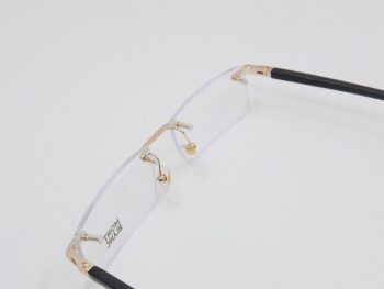 Thời điểm mới ra mắt, Montblanc bán chiếc gọng kính này với mức giá khá đắt, 790 USD, có lẽ là do một phần gọng kính được chế tác hoàn toàn thủ công bằng gỗ tự nhiên, kết hợp nhựa vân đồi mồi khá đẹp và nam tính. Hiện tại, giá của mẫu này đã hạ nhiệt phần nào nhưng vẫn nằm trong nhóm những mẫu gọng kính đắt nhất của Montblanc trong các cửa hàng ở Việt Nam. 8 Gọng kính Montblanc Frames Eyeglassed 390 - gong kinh montblanc frames eyeglassed 391 scaled