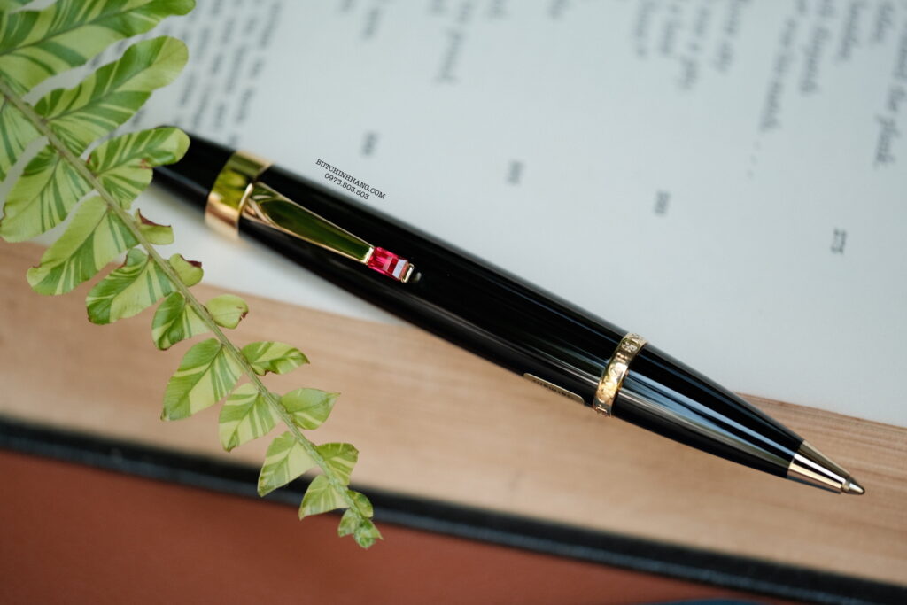 Phiên bản đặc biệt cũng là phiên bản đầu tiên của dòng Montblanc Boheme, được đặt cái tên khá mỹ miều "Rouge Et Noir". Những cây bút Rouge Et Noir chỉ được sản xuất duy nhất trong năm 1999 rồi ngưng cho đến thời điểm hiện tại. 19 Bút Montblanc Boheme Rouge Et Noir Special Edition BallPoint Pen 02760 - DSCF2114