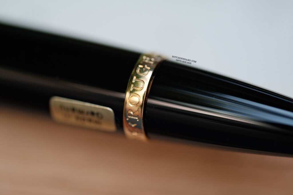 Phiên bản đặc biệt cũng là phiên bản đầu tiên của dòng Montblanc Boheme, được đặt cái tên khá mỹ miều "Rouge Et Noir". Những cây bút Rouge Et Noir chỉ được sản xuất duy nhất trong năm 1999 rồi ngưng cho đến thời điểm hiện tại. 20 Bút Montblanc Boheme Rouge Et Noir Special Edition BallPoint Pen 02760 - DSCF2120
