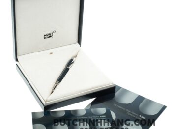 Cây bút Montblanc bạn thấy trong hình là một phiên bản đặc biệt rất hiếm gặp trong dòng Starwalker. Thiết kế của bút lấy cảm hứng từ chiếc máy bay phản lực thân rộng hai tầng, bốn động cơ của Airbus mang mã A380, nó cũng là chiếc máy bay hành khách lớn nhất thế giới. Starwalker Airbus A380 được Montblanc chế tác hoàn toàn bằng thép mạ platinum nhưng bên ngoài được phủ bởi một lớp cao su mềm màu xanh navy khá độc đáo. Thân bút mô phỏng hoàn toàn lại thiết kế của Airbus A380 với hai dãy cửa sổ máy bay chạy dọc toàn thân. Bút hiện có sẵn ở cửa hàng là phiên bản bi nước, hàng trưng bày còn đẹp như mới nguyên hộp. 11 Bút Montblanc Starwalker Airbus A380 Special Edition Fineliner Pen 38950 - but montblanc starwalker airbus a380 special edition fineliner pen 38950