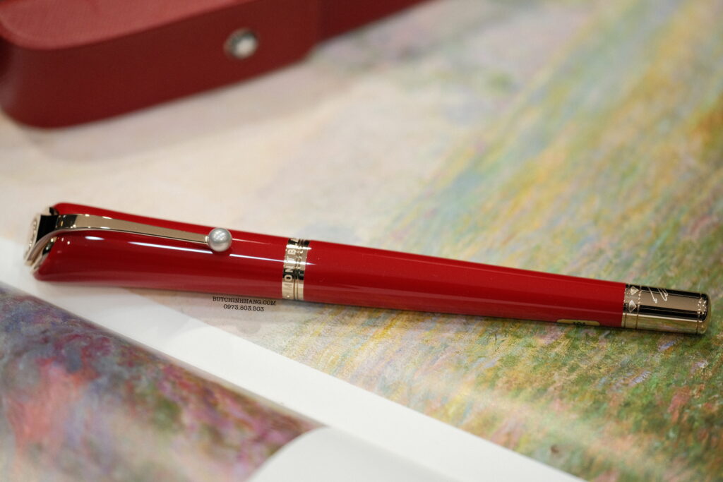 Nếu nói đây là cây bút gợi cảm nhất của Montblanc chắc cũng không phải nói quá, bởi ai cũng biết, cái tên Muses Marilyn Monroe từng khiến giới đàn ông trên toàn thế giới phải chao đảo suốt những năm thập niên 50. 24 Bút Montblanc Muses Marilyn Monroe Special Edition Fountain Pen 132116 - DSCF1841