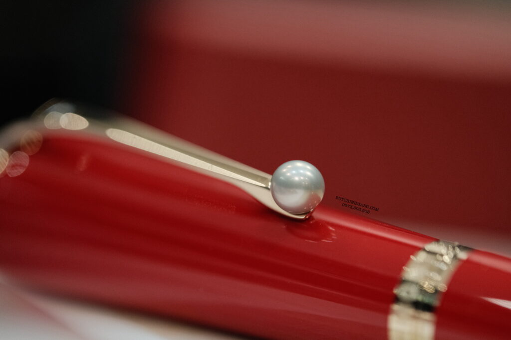 Nếu nói đây là cây bút gợi cảm nhất của Montblanc chắc cũng không phải nói quá, bởi ai cũng biết, cái tên Muses Marilyn Monroe từng khiến giới đàn ông trên toàn thế giới phải chao đảo suốt những năm thập niên 50. 25 Bút Montblanc Muses Marilyn Monroe Special Edition Fountain Pen 132116 - DSCF1844