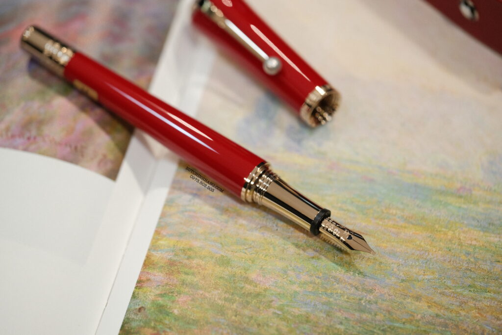 Nếu nói đây là cây bút gợi cảm nhất của Montblanc chắc cũng không phải nói quá, bởi ai cũng biết, cái tên Muses Marilyn Monroe từng khiến giới đàn ông trên toàn thế giới phải chao đảo suốt những năm thập niên 50. 23 Bút Montblanc Muses Marilyn Monroe Special Edition Fountain Pen 132116 - DSCF1847