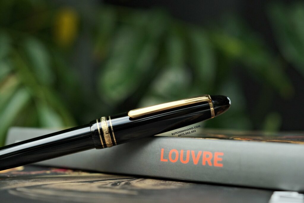 Nếu từng yêu thích thiết kế to "hầm hố" của dòng Montblanc 146 thì chắc chắn Montblanc Meisterstuck Legrand BallPoint pen là chiếc bút không thể thiếu trong bộ sưu tập của bạn. Đây là mẫu bút bi có kích thước to nhất của dòng Meisterstuck, sử dụng ruột Ball Pen thông thường nên khá thuận tiện trong việc thay thế. 20 Bút Montblanc Meistestuck Legrand Gold Plate Ballpoint Pen 10456 - but montblanc meistestuck legrand gold plate ballpoint pen 10458
