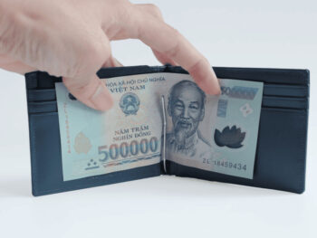 Liệu các bạn đã bao giờ thấy chán với chiếc ví đơn điệu của mình, và bạn muốn có một phiên bản ví khác với sự thay đổi mạnh mẽ, Montblanc Meisterstuck 6 CC Leather Wallet sẽ là mẫu ví cực kỳ phù hợp với bạn. 8 Ví kẹp kiền Montblanc Meisterstuck 6 CC Leather Wallet with Money Clip - Navy 114548 - vi kep kien montblanc meisterstuck 6 cc leather wallet with money clip navy 114551