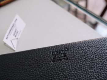 Bao da bút Montblanc Meisterstuck Soft Grain 12 Pen Pouch 118741 được làm từ chất liệu da bê mềm màu đen gia công tại Italy, có thể lưu trữ 12 bút với nhiều kích thước, không thể thiếu với bất kỳ nhà sưu tập bút Montblanc nào. Bao da có kích thước 31.5 * 17.5 * 3 cm. 13 Bao da bút Montblanc Meisterstuck Soft Grain 12 Pen Pouch 118741 - bao da but montblanc meisterstuck soft grain 12 pen pouch 118741