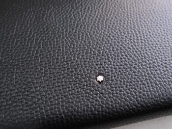 Bao da bút Montblanc Meisterstuck Soft Grain 12 Pen Pouch 118741 được làm từ chất liệu da bê mềm màu đen gia công tại Italy, có thể lưu trữ 12 bút với nhiều kích thước, không thể thiếu với bất kỳ nhà sưu tập bút Montblanc nào. Bao da có kích thước 31.5 * 17.5 * 3 cm. 12 Bao da bút Montblanc Meisterstuck Soft Grain 12 Pen Pouch 118741 - bao da but montblanc meisterstuck soft grain 12 pen pouch 118743