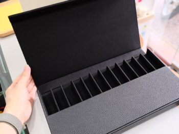 Bao da bút Montblanc Meisterstuck Soft Grain 12 Pen Pouch 118741 được làm từ chất liệu da bê mềm màu đen gia công tại Italy, có thể lưu trữ 12 bút với nhiều kích thước, không thể thiếu với bất kỳ nhà sưu tập bút Montblanc nào. Bao da có kích thước 31.5 * 17.5 * 3 cm. 10 Bao da bút Montblanc Meisterstuck Soft Grain 12 Pen Pouch 118741 - bao da but montblanc meisterstuck soft grain 12 pen pouch 118744