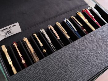 Bao da bút Montblanc Meisterstuck Soft Grain 12 Pen Pouch 118741 được làm từ chất liệu da bê mềm màu đen gia công tại Italy, có thể lưu trữ 12 bút với nhiều kích thước, không thể thiếu với bất kỳ nhà sưu tập bút Montblanc nào. Bao da có kích thước 31.5 * 17.5 * 3 cm. 9 Bao da bút Montblanc Meisterstuck Soft Grain 12 Pen Pouch 118741 - bao da but montblanc meisterstuck soft grain 12 pen pouch 118745