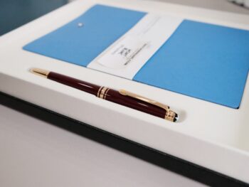 Bộ set là sự kết hợp ngẫu nhiên từ sổ & bút riêng thành bộ quà tặng sang trọng, đẳng cấp. 5 Bộ set bút quà tặng Montblanc Meisterstuck Le Petit Prince Classique Rollerball Pen & sổ da - bo set but qua tang montblanc meisterstuck le petit prince classique rollerball pen amp so da 2 scaled