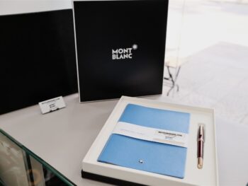 Bộ set là sự kết hợp ngẫu nhiên từ sổ & bút riêng thành bộ quà tặng sang trọng, đẳng cấp. 7 Bộ set bút quà tặng Montblanc Meisterstuck Le Petit Prince Classique Rollerball Pen & sổ da - bo set but qua tang montblanc meisterstuck le petit prince classique rollerball pen amp so da scaled
