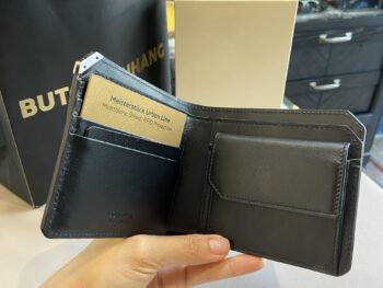 Ví Montblanc Meisterstuck Urban Unisex Wallet 4cc With Coin Case 124094 được chế tác bằng da thật mềm màu đen bởi những nghệ nhân tại Ý. 8 Ví Montblanc Meisterstuck Urban Unisex Wallet 4cc With Coin Case 124094 - vi montblanc meisterstuck urban unisex wallet 4cc with coin case 124097