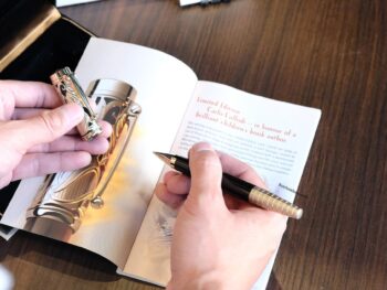 Dòng bút Montblanc Limited Writers Edition Carlo Collodi được Montlanc ra mắt vào năm 2011 nhằm tri ân tác giả của cuốn truyện thiếu nhi nổi tiếng của nền văn minh phương Tây - “ Le Avventure di Pinocchio”. 17 Bút Montblanc Writers Limited Edition Carlo Collodi Rollerball Pen 106642 - Ảnh 9