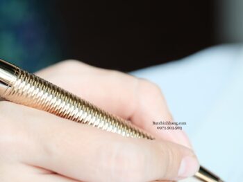 Bút Montblanc Meisterstuck Solitaire Geometry là một phiên bản mới tiếp nối dòng Geometric vốn từng rất thành công của Montblanc. Điểm khác biệt lớn nhất ở phiên bản Geometry chính là hình ảnh các khối lập phương 3D được thay bằng các đường chạm khắc hình học tạo hiệu ứng nổi 3D lấp lánh rất đẹp. Bút được mạ với tông màu vàng champagne rất thanh lịch. 19 Bút Montblanc Meisterstuck Solitaire Geometry Champagne Gold Legrand Rollerball Pen 118102 - Ảnh 10