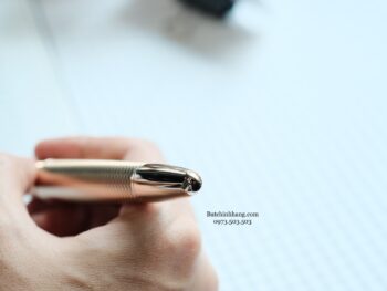 Bút Montblanc Meisterstuck Solitaire Geometry là một phiên bản mới tiếp nối dòng Geometric vốn từng rất thành công của Montblanc. Điểm khác biệt lớn nhất ở phiên bản Geometry chính là hình ảnh các khối lập phương 3D được thay bằng các đường chạm khắc hình học tạo hiệu ứng nổi 3D lấp lánh rất đẹp. Bút được mạ với tông màu vàng champagne rất thanh lịch. 18 Bút Montblanc Meisterstuck Solitaire Geometry Champagne Gold Legrand Rollerball Pen 118102 - Ảnh 9