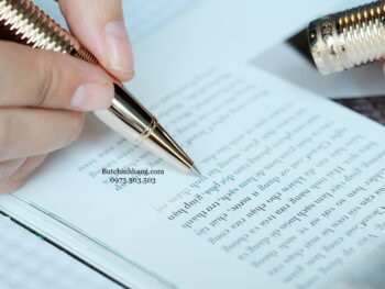 Bút Montblanc Meisterstuck Solitaire Geometry là một phiên bản mới tiếp nối dòng Geometric vốn từng rất thành công của Montblanc. Điểm khác biệt lớn nhất ở phiên bản Geometry chính là hình ảnh các khối lập phương 3D được thay bằng các đường chạm khắc hình học tạo hiệu ứng nổi 3D lấp lánh rất đẹp. Bút được mạ với tông màu vàng champagne rất thanh lịch. 17 Bút Montblanc Meisterstuck Solitaire Geometry Champagne Gold Legrand Rollerball Pen 118102 - Ảnh 8