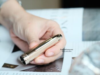 Bút Montblanc Meisterstuck Solitaire Geometry là một phiên bản mới tiếp nối dòng Geometric vốn từng rất thành công của Montblanc. Điểm khác biệt lớn nhất ở phiên bản Geometry chính là hình ảnh các khối lập phương 3D được thay bằng các đường chạm khắc hình học tạo hiệu ứng nổi 3D lấp lánh rất đẹp. Bút được mạ với tông màu vàng champagne rất thanh lịch. 16 Bút Montblanc Meisterstuck Solitaire Geometry Champagne Gold Legrand Rollerball Pen 118102 - Ảnh 7