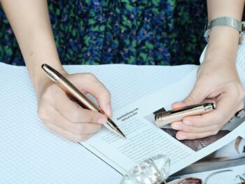 Bút Montblanc Meisterstuck Solitaire Geometry là một phiên bản mới tiếp nối dòng Geometric vốn từng rất thành công của Montblanc. Điểm khác biệt lớn nhất ở phiên bản Geometry chính là hình ảnh các khối lập phương 3D được thay bằng các đường chạm khắc hình học tạo hiệu ứng nổi 3D lấp lánh rất đẹp. Bút được mạ với tông màu vàng champagne rất thanh lịch. 15 Bút Montblanc Meisterstuck Solitaire Geometry Champagne Gold Legrand Rollerball Pen 118102 - Ảnh 6