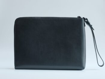 Là chiếc clutch duy nhất có mặt tại cửa hàng Bút Chính Hãng, Clutch cầm tay Montblanc Extreme 2.0 pouch Medium mang trong mình một thiết kế khá truyền thống những cũng có nhiều nét riêng cho bản tân mình. 14 Clutch cầm tay Montblanc Extreme 2.0 pouch Medium with Print Blue/Black 128610 - clutch cam tay montblanc extreme 2.0 pouch medium with print blueblack 128630 scaled