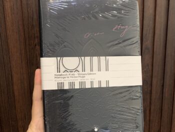 Sổ da Montblanc Fine Stationery Notebook 146 Writer Edition Homeage to V.Hugo Lined 125892 với chất liệu là da thật màu đen nhám in hoạ tiết, được sản xuất tại Ý, chất liệu giấy 100% cellulose, không tráng phủ, thân thiện với môi trường. Thiết kế giấy kẻ sọc ngang, kích thước 150*210mm, định lượng 85g/m2. 5 Sổ da Montblanc Fine Stationery Notebook 146 Writer Edition Homeage to V.Hugo Lined 125892 - so da montblanc fine stationery notebook 146 writer edition homeage to v.hugo lined 125895