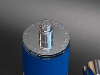 Mang trong mình một màu xanh đầy mạnh mẽ, Montblanc Men’s Explorer Ultra Blue thể hiện được sự nam tính, sức lôi cuốn đầy tinh tế thông qua mùi hương của mình. Hương nước hoa mang theo cảm xúc của những chuyến phiêu lưu và sự tự do, phóng khoáng. Khi sử dụng Explorer Ultra Blue, sự tươi mát của trái cây(cam Bergamot Sicily, hương trái cây, tiêu hồng) có thể đánh cắp cảm xúc của bạn ngay từ lần xịt đầu tiên. Sau đó, mùi hương(hương của biển, long diên hương) nhanh mang chúng ta đến vùng biển mát lành và đầy sảng khoái. Và cuối cùng Explorer Ultra Blue làm trầm đi cái mát lành, sảng khoái đó bằng mùi gỗ, hoắc hương Indonesia, mùi da thuộc. Tất cả như một cuộc hành trình có đi có về và đầy cảm xúc. Với ngoại hình bắt mắt, sang trọng và nam tính, cùng mùi hương dễ dàng gây lưu luyến, Montblanc Men’s Explorer Ultra Blue là một trong những hương nước hoa vô cùng thu hút. Sản phẩm hiện đang có sẵn tại cửa hàng, phù hợp làm quà tặng. 13 Nước hoa Montblanc Men's Explorer Ultra Blue EDP Body Spray 100ml 128801 - nuoc hoa montblanc mens explorer ultra blue edp body spray 100ml 128802 scaled